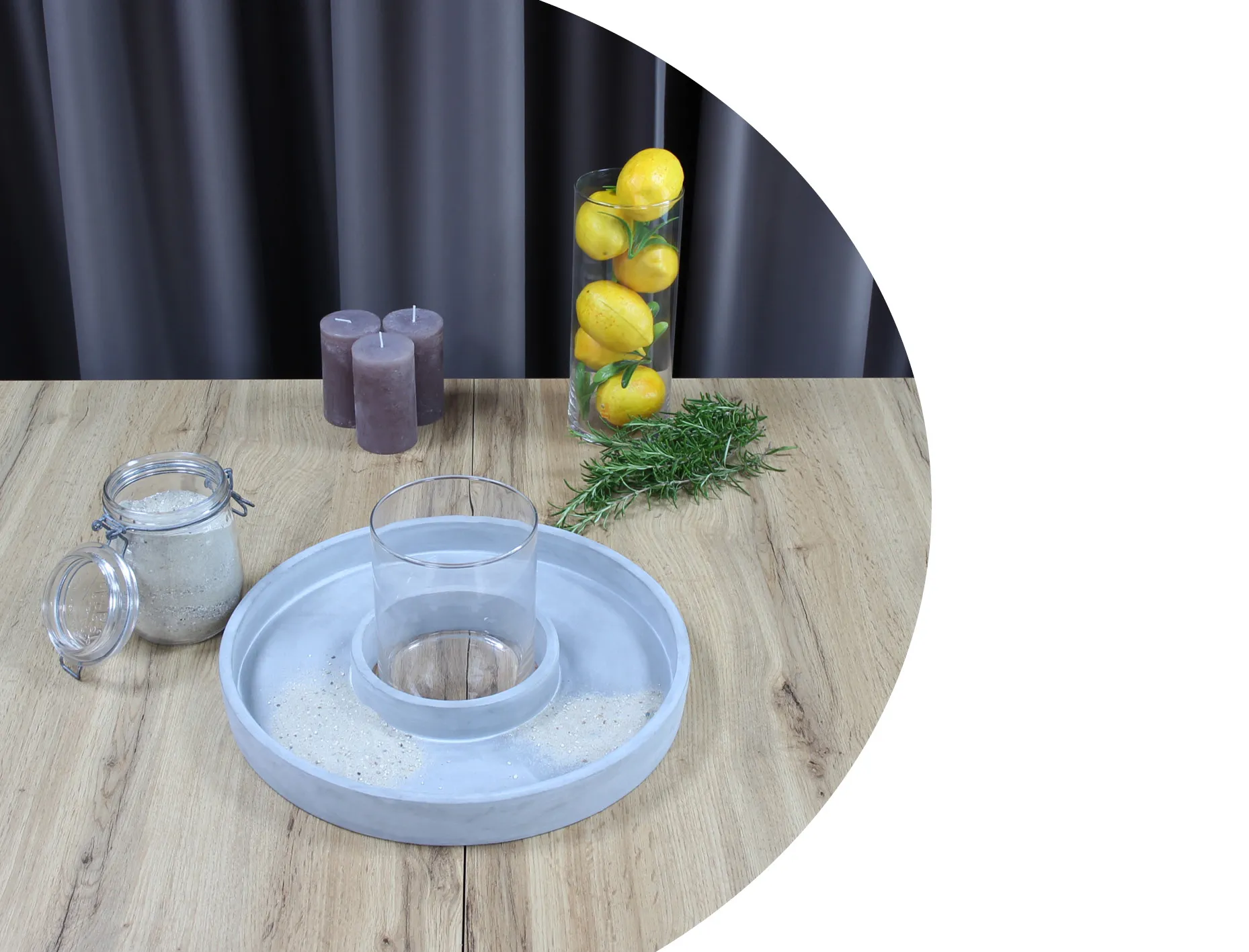 DIY‑Tischdeko: graues Dekotablett mit Glaszylinder, Zitronen, Rosmarin und Kerzenzubehör