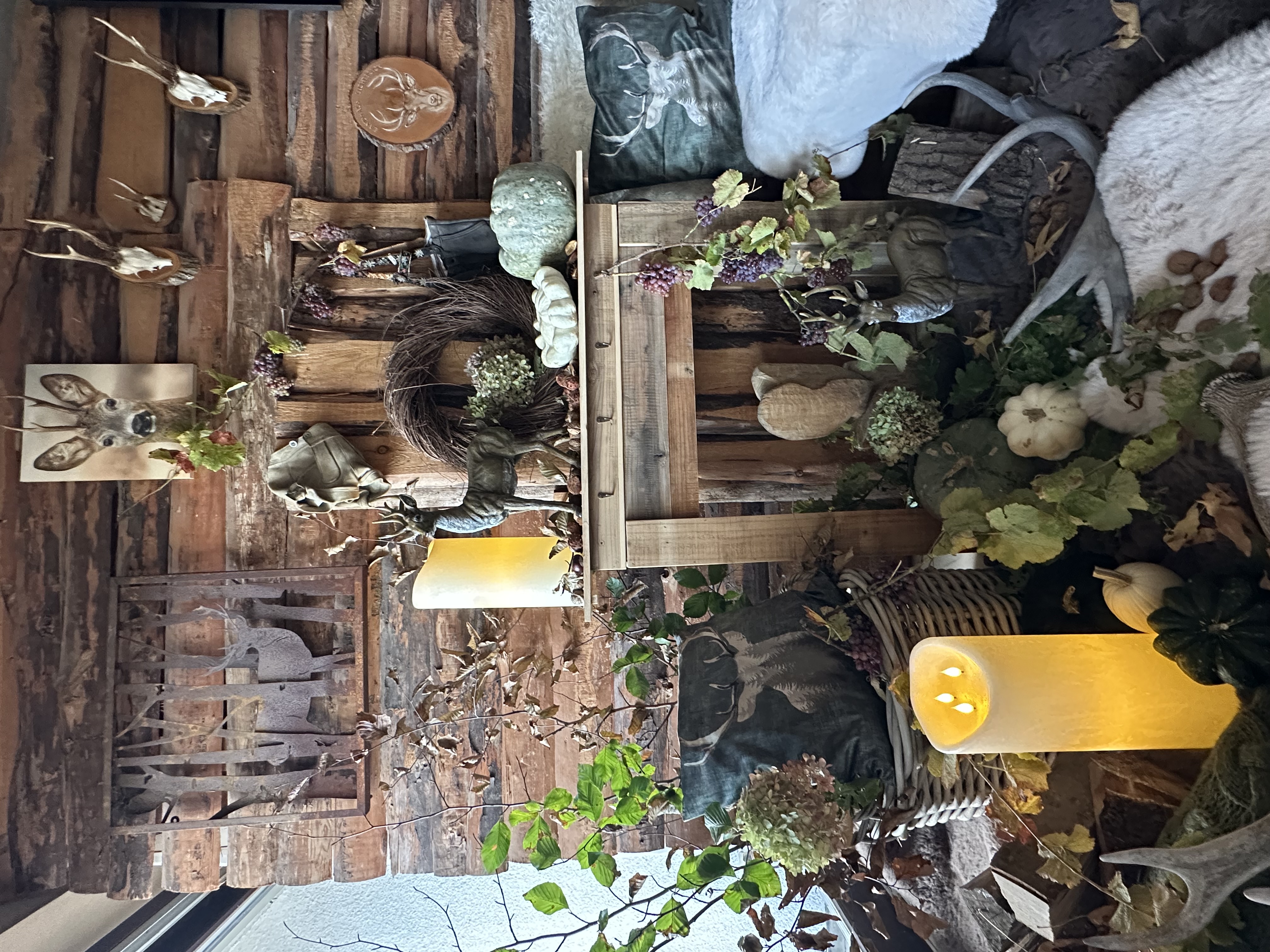 Wohninspiration: herbstliche Landhausdeko mit Hirschfiguren, Kürbissen, LED‑Kerze und Naturmaterialien