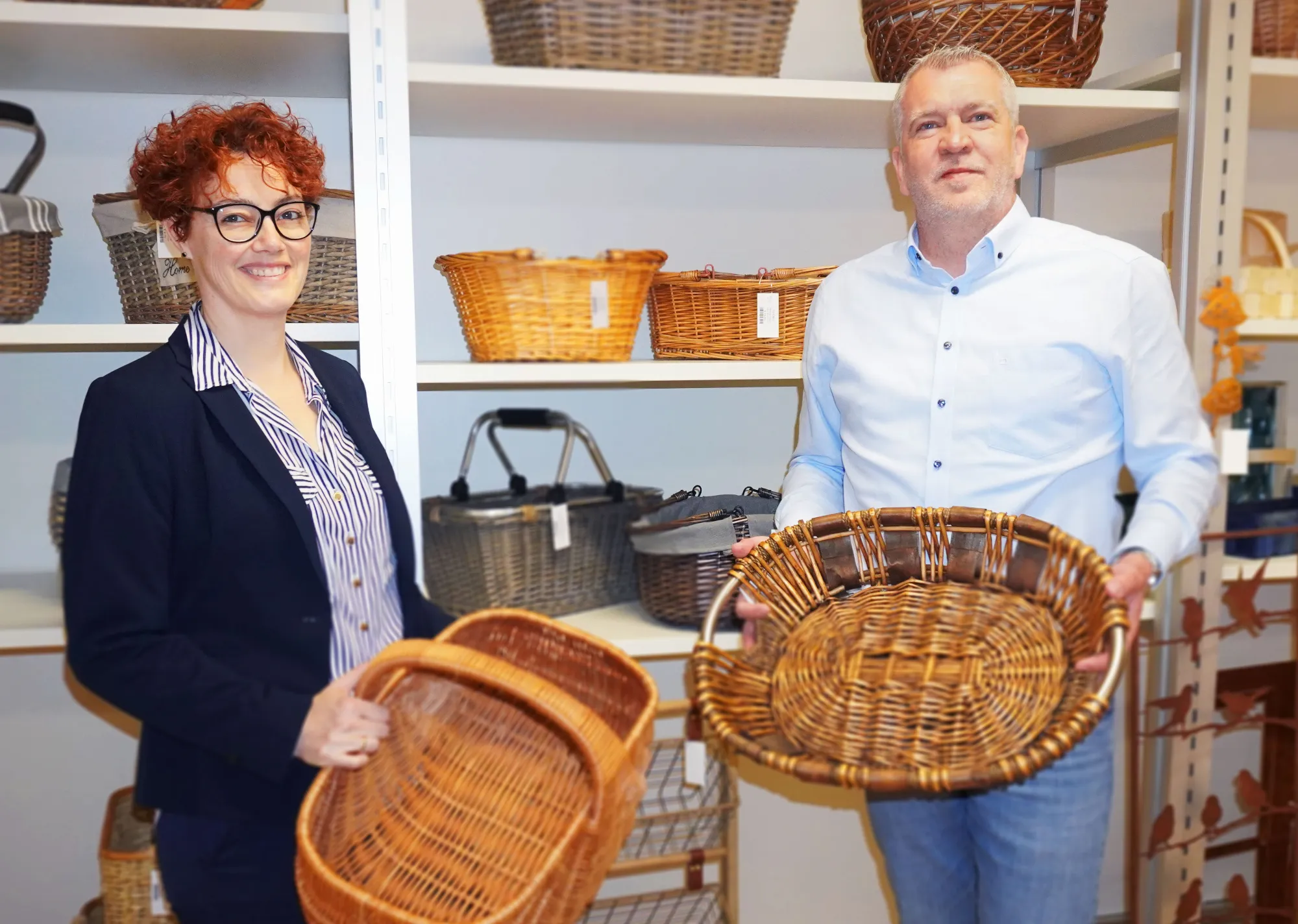 Unsere Kundenservice-Mitarbeiter präsentieren unsere Korbwaren im Musterraum