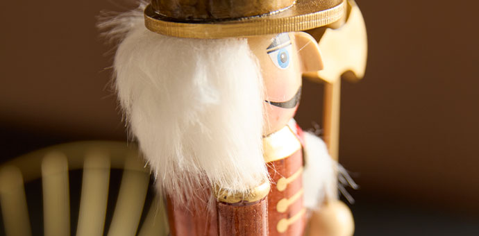 Weihnachtsdeko: hölzerner Nussknacker mit Fellmütze als nostalgische Festtagsdekoration