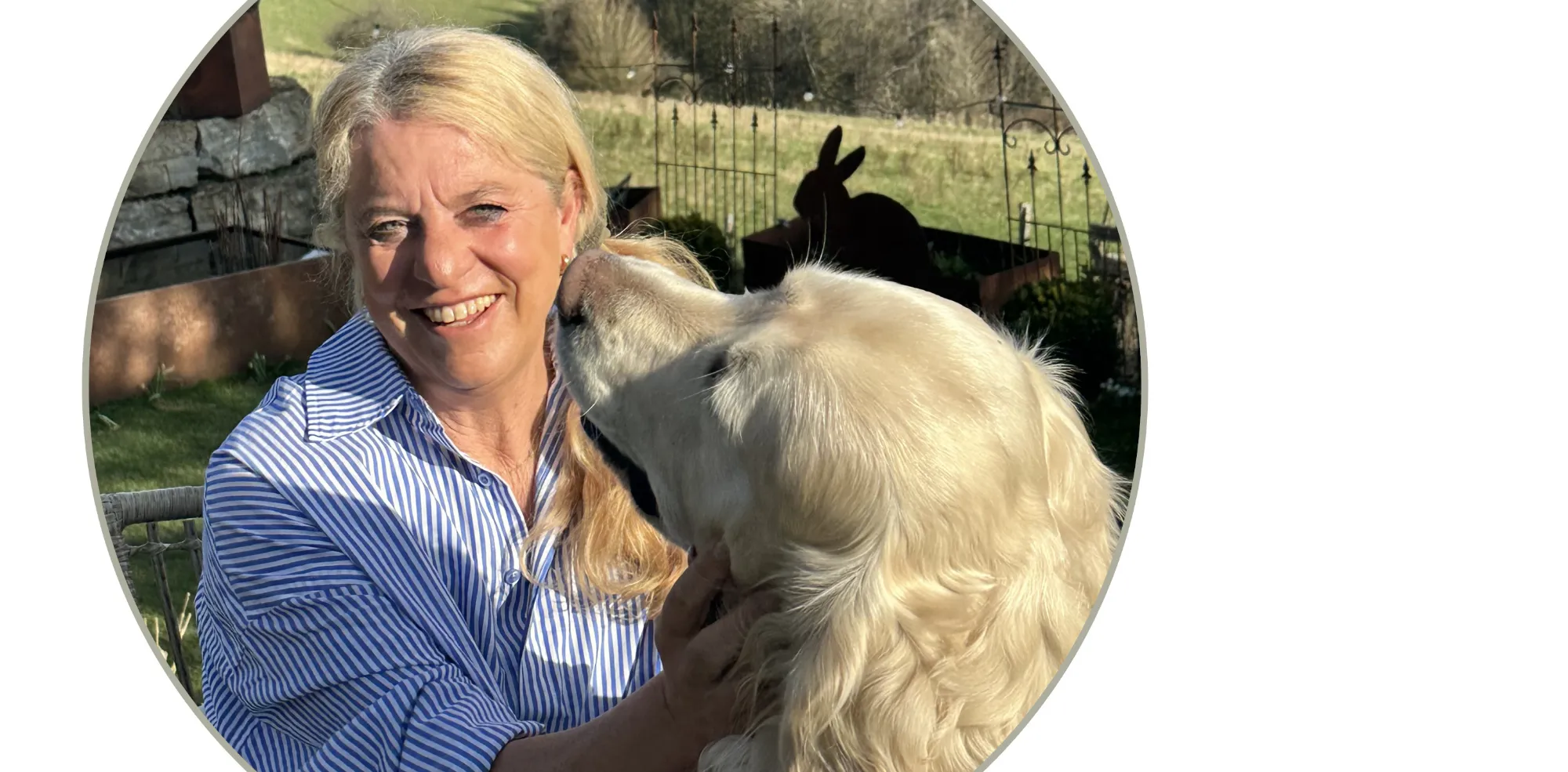 Tierfoto: große helle Hundeschnauze, die einer Person nahekommt, draußen im Gartenbereich