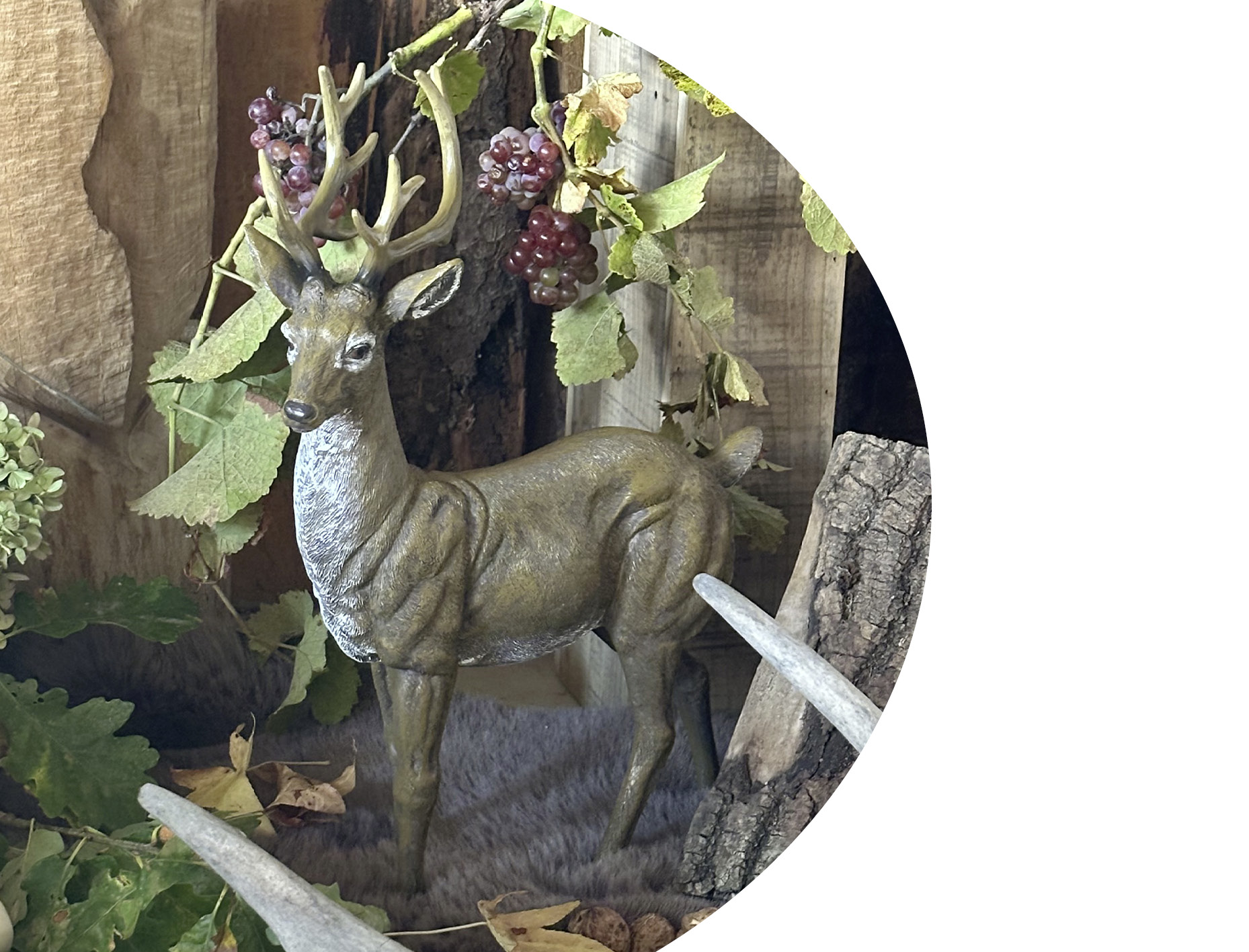 Herbstdeko: Hirschfigur mit Weinranken, Geweihdeko und Naturmaterialien als rustikale Wohnraumdekoration
