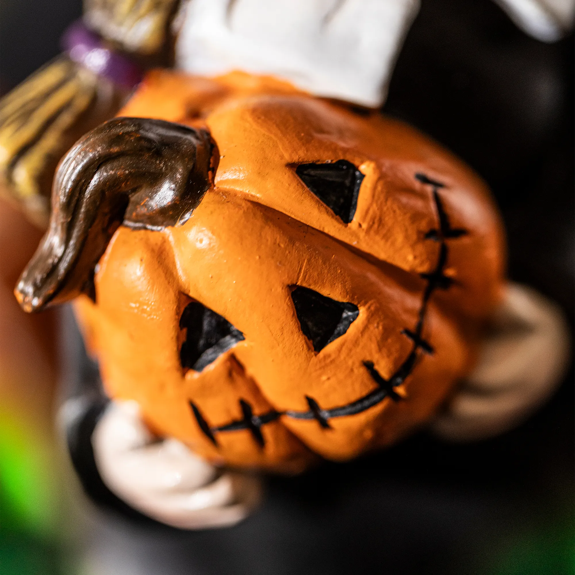 Hexe "Gruselkürbis"  im Frank Flechtwaren Online Shop für Herbstliche Dekofiguren kaufen