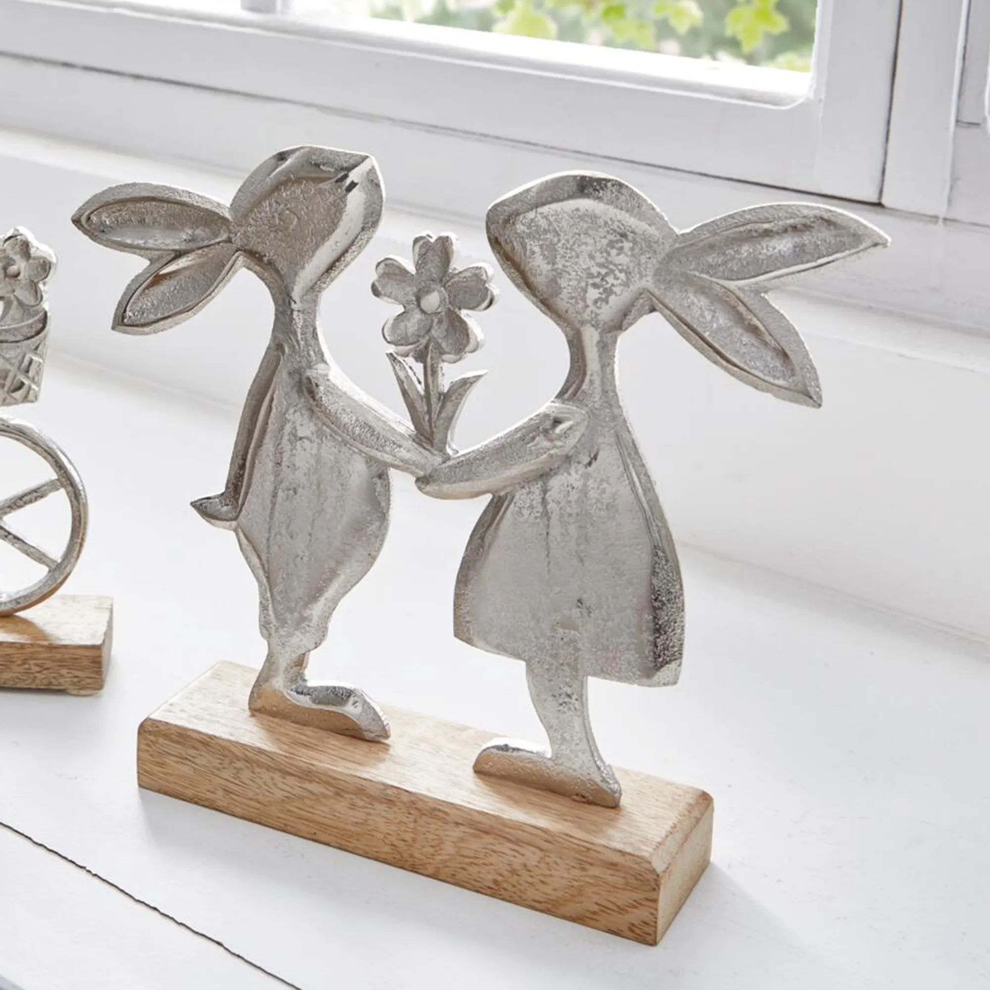Figur "Hasenpaar mit Blumen"  im Frank Flechtwaren Online Shop kaufen