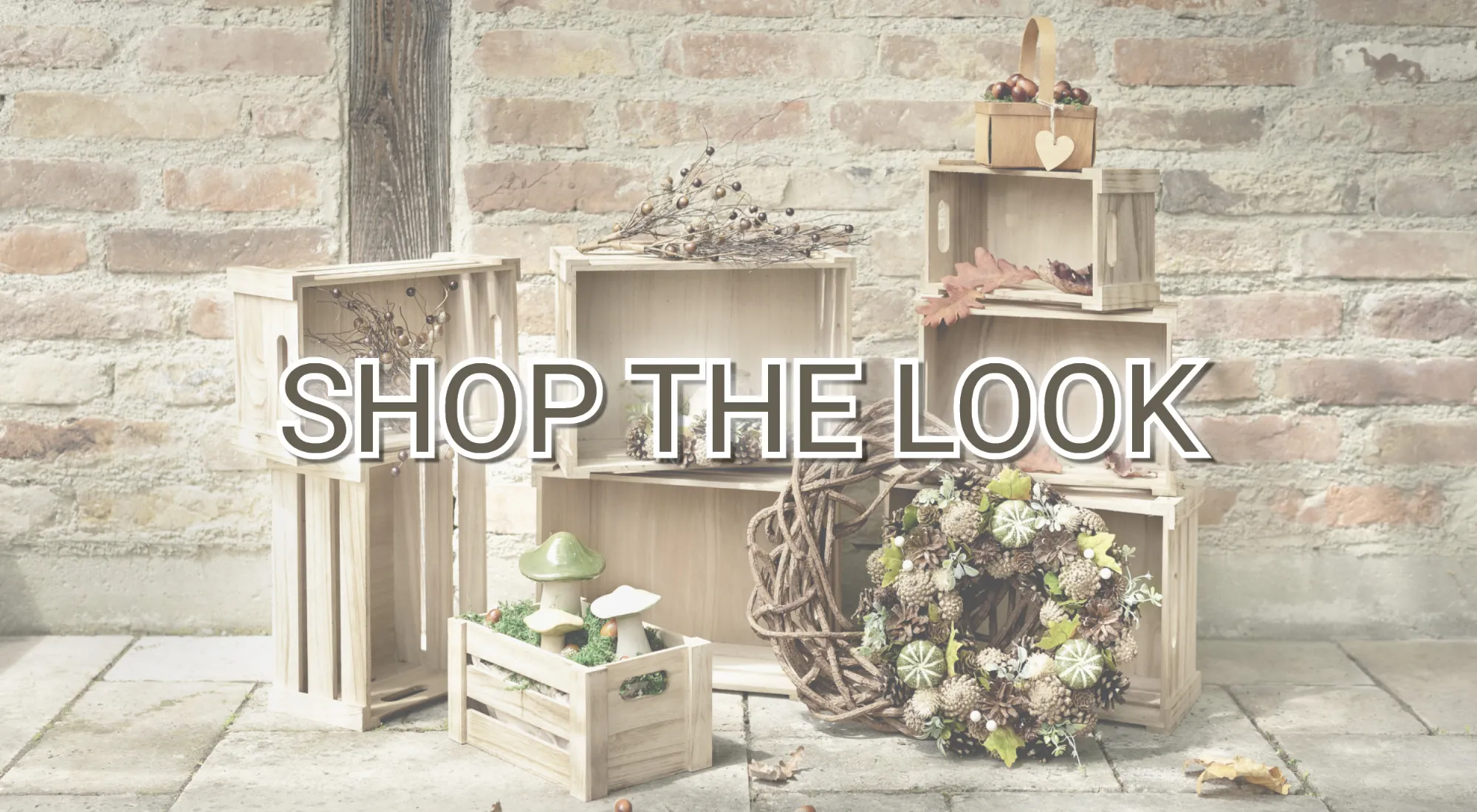 Wohninspiration: Holzkisten mit Naturkranz, Pilzdeko und Herbstaccessoires als herbstliche Dekoration