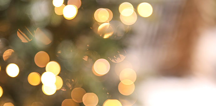 Weihnachtsdeko: warmweiße Lichter im Tannenbaum als stimmungsvolle Winterbeleuchtung