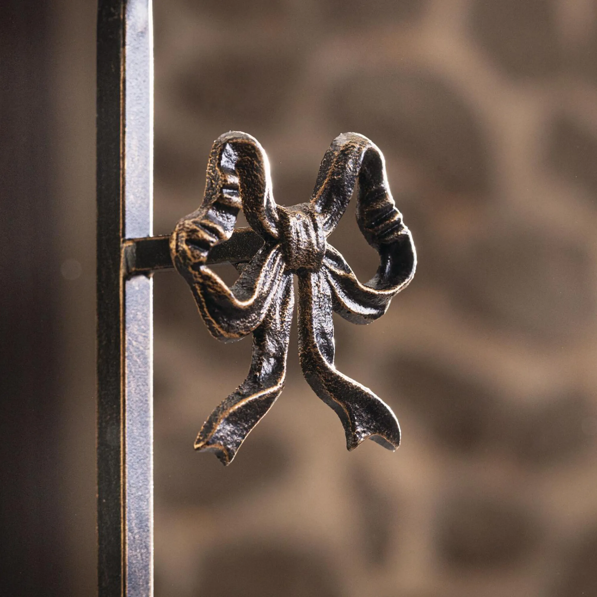 Kranzhalter "Schleife"  im Frank Flechtwaren Online Shop für Vintage-Flair im Weihnachtsgarten kaufen