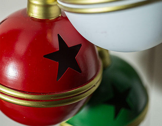 Weihnachtliche Wohntextilien: Kissen mit Hirschmotiv und Tannensymbol als nostalgische Festtagsdekoration