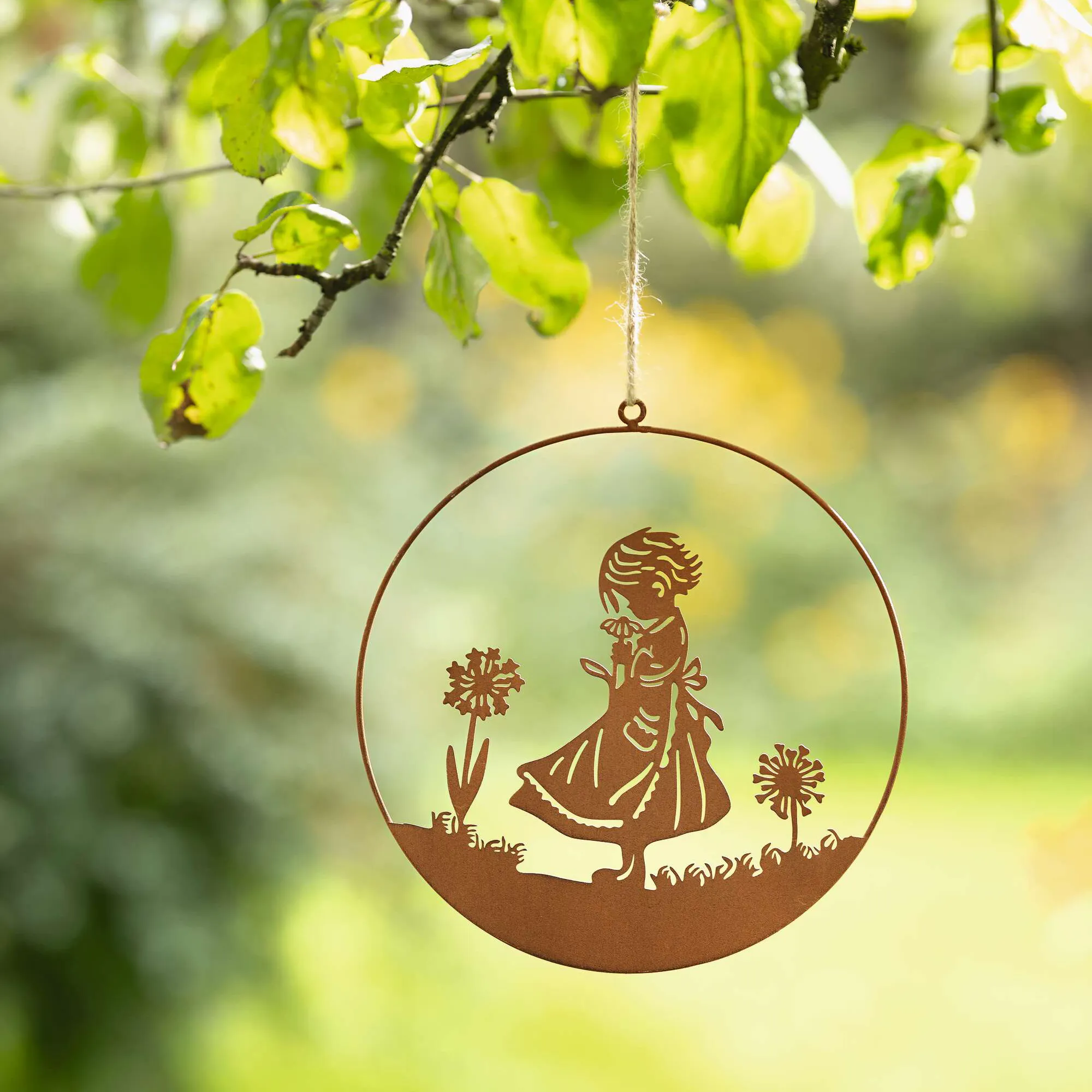 Hänger "Mädchen mit Blume"  im Frank Flechtwaren Online Shop kaufen