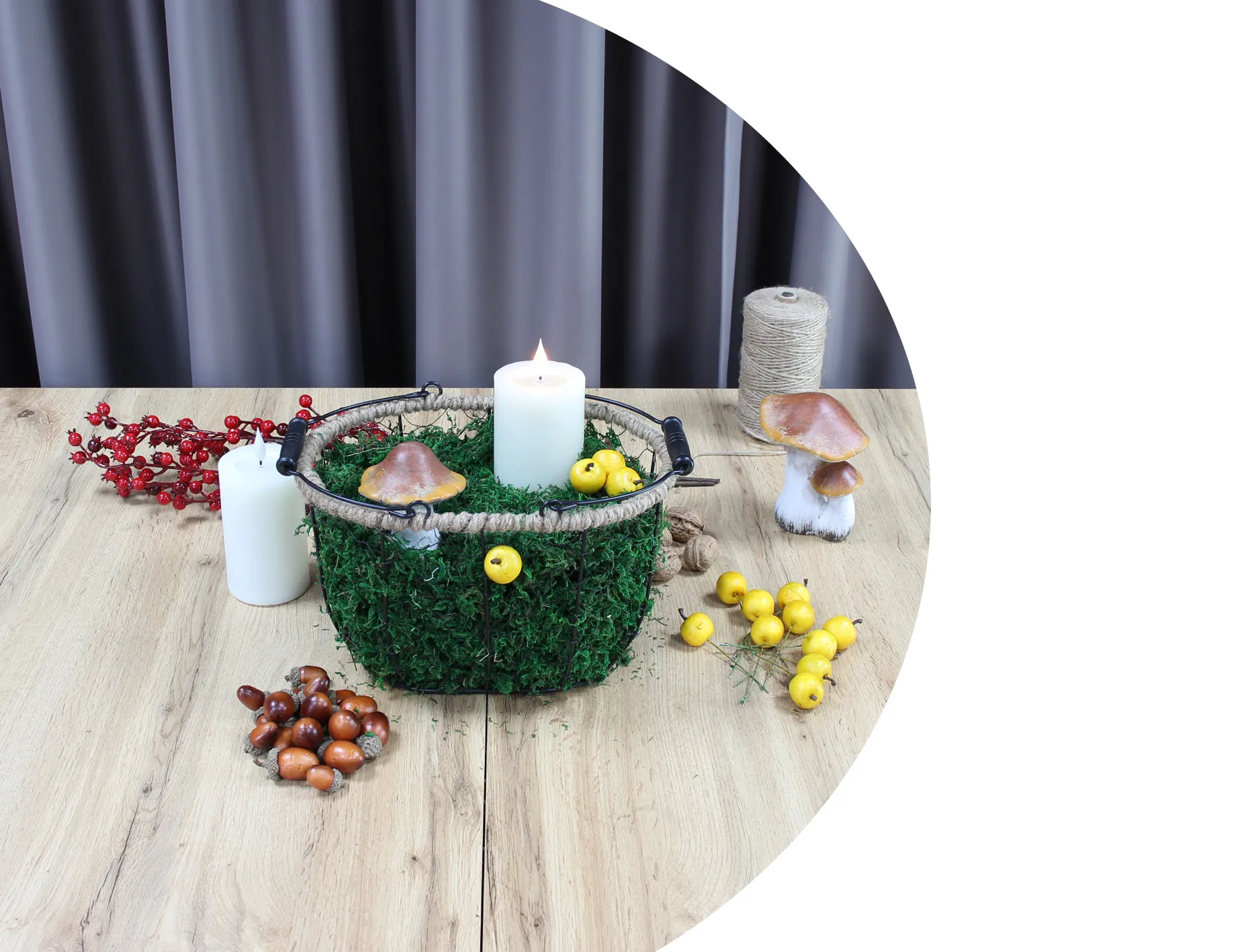 Herbstdeko: Mooskorb mit LED‑Kerze, Zieräpfeln, Eicheln und Keramikpilzen als natürliche Tischdekoration